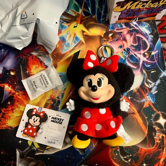 Pop Mart Disney Mickey Family Together Series Plush Keychain Minnie - Picture 3 of 6